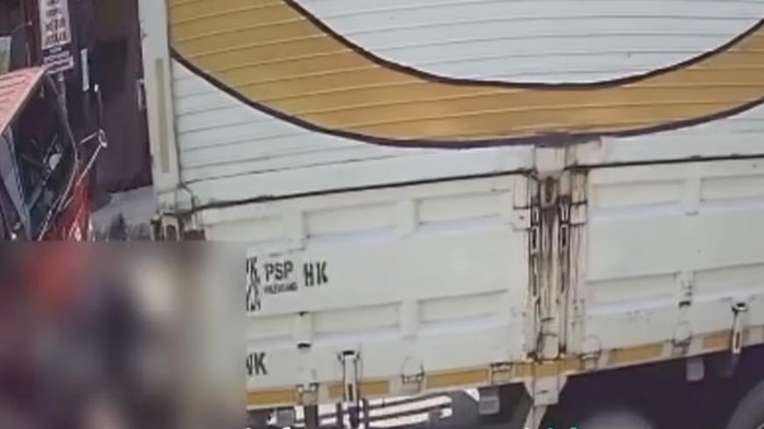 Kecelakaan di Bogor, Pengendara Motor Terluka Setelah Terlibat Insiden dengan Dua Truk