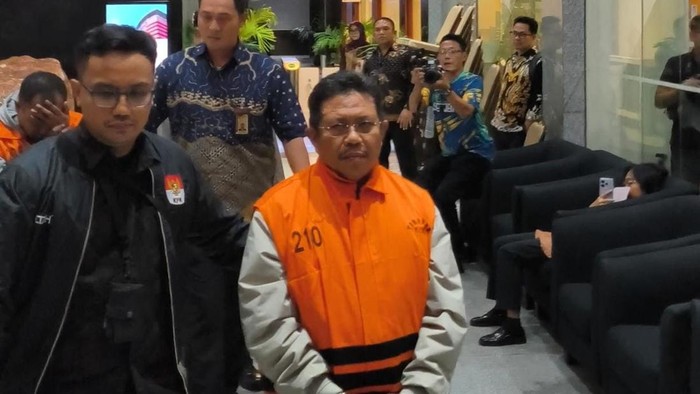 Bupati Lombok Barat Lalu Ahmad Tampil Mengenakan Rompi Oranye Usai Ditetapkan sebagai Tersangka KPK