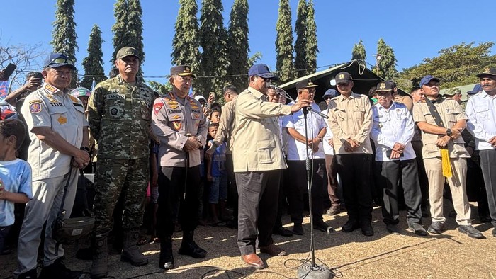 Prabowo Temui Pengungsi Gempa NTT, Sampaikan Duka untuk Keluarga Korban